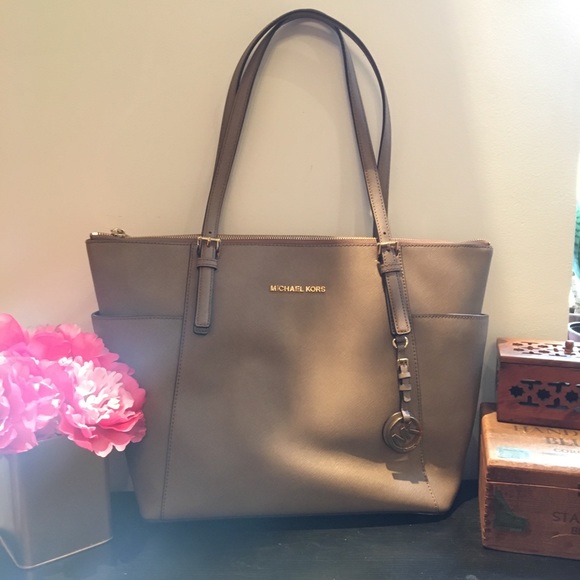 Handbags - Michael Kors Jet Set Saffiano zip tote